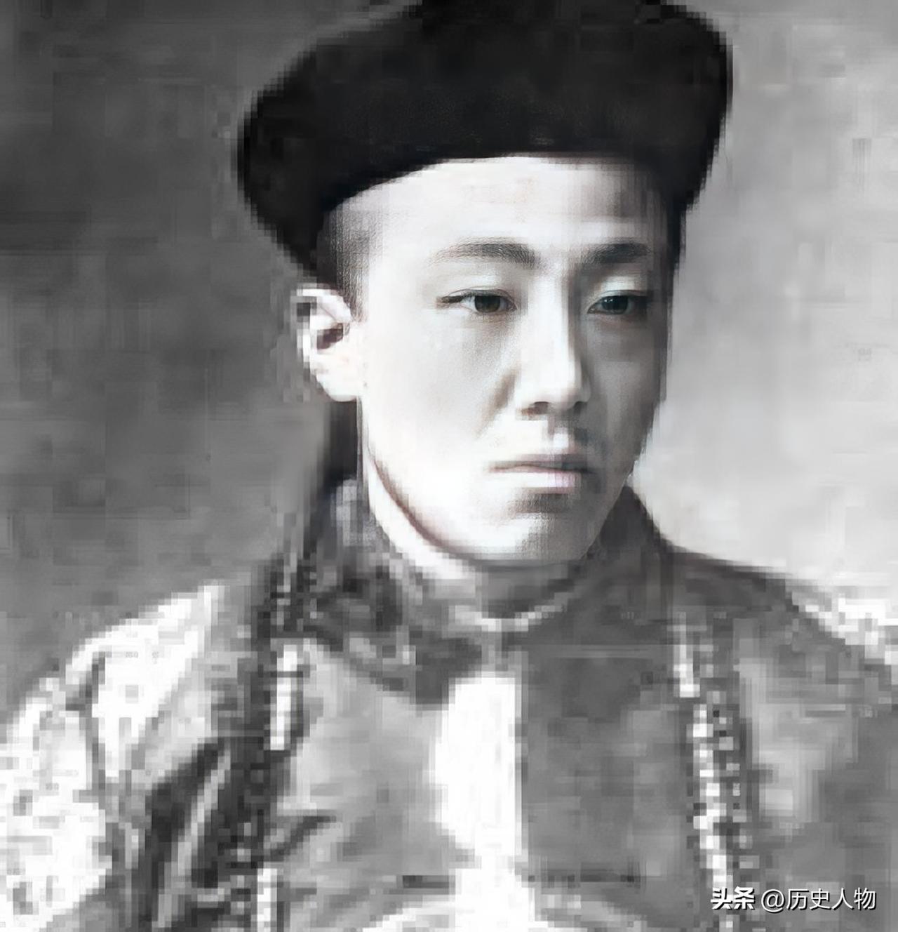 载涛是溥仪的七叔，清末手握实权。清亡后家产耗尽，他坚守民族气节，拒绝日伪高官拉拢