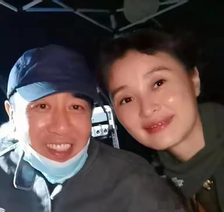 吴越这53岁的状态，
活成了多少人想要的样子！生日时于和伟他们在院子办派对，她穿