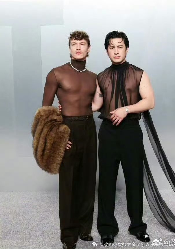 想问这个崎岖黄毛和肥腻肿男谁人气比较高啊？