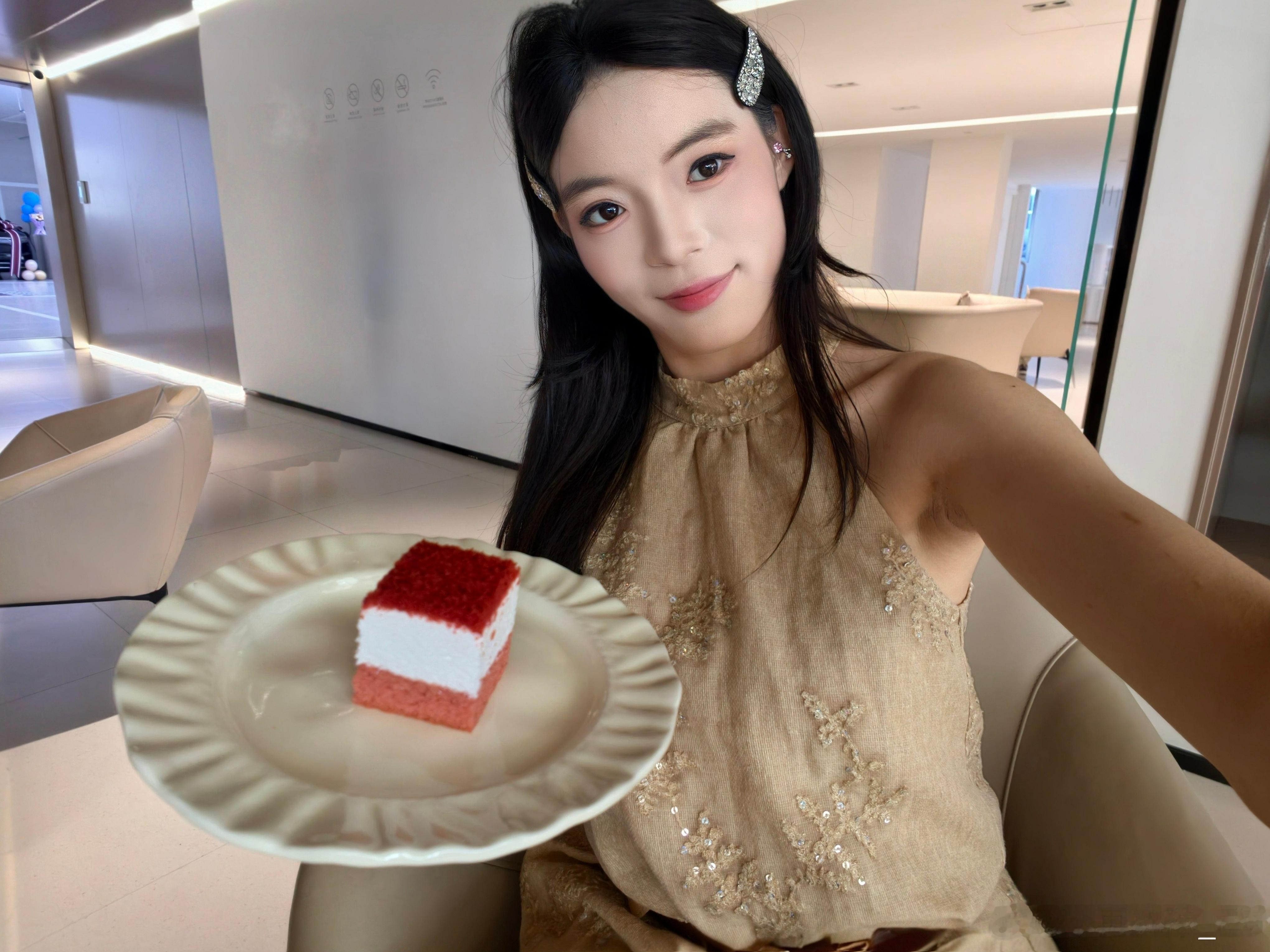 早安，有谁起床了，举个小手我看看 ​​​