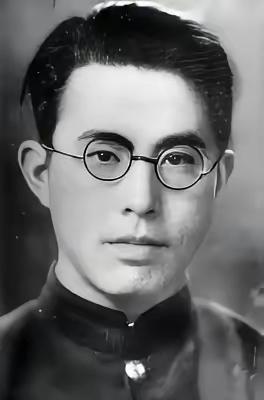 1942年，地下党郑文道求死未果被日军囚于医院。护士换药时总多给一张纱布，他猛然