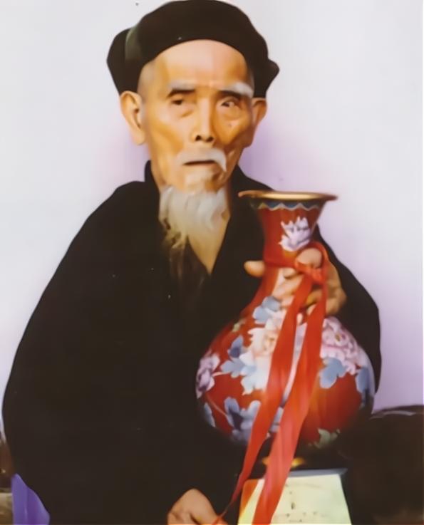 中国长寿之王”龚来发，一辈子没有娶妻活到了133岁，然而令人费解的是，他有一个公