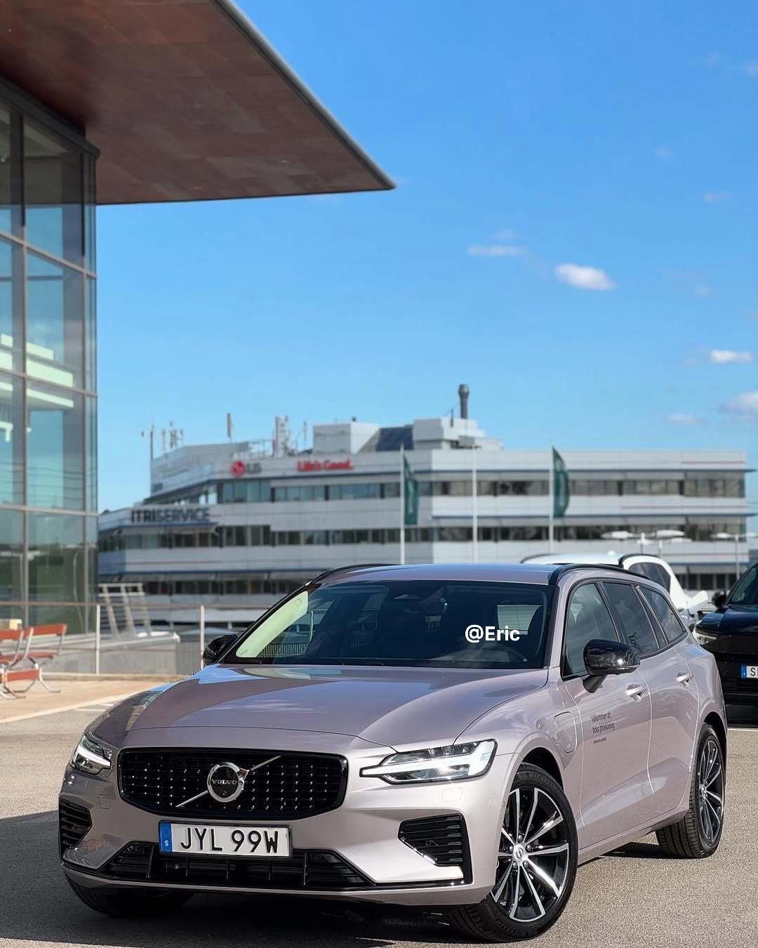 2025款沃尔沃V60 T6 极光银配色。
