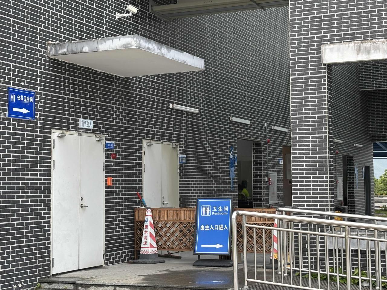 这个高速服务区挺有意思，原本设计好的这条路直接上厕所很方便，它非得要把它拦住，让