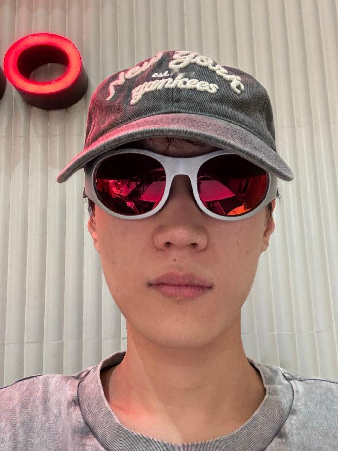 我嘞个县城文学！香克斯微博发文出门干活去了，早上七点就出门搬箱子。老香真的是一刻