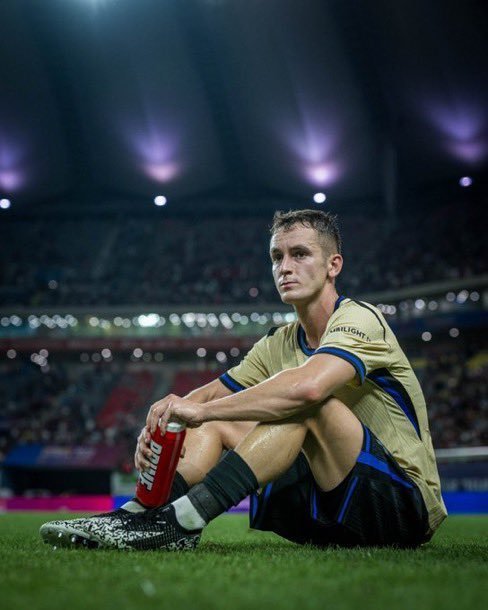 最新消息：卡萨多和德容将在今天的中场搭档出战。消息源：sport 巴萨 德容 