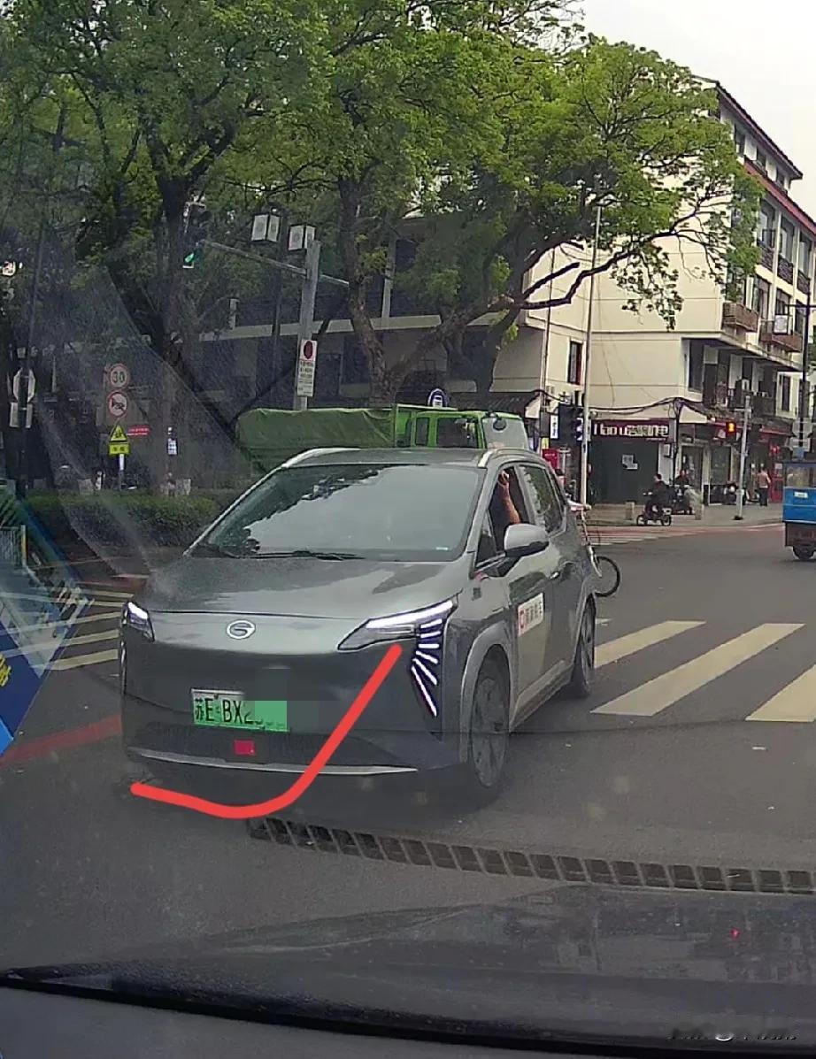 苏州，有这么一辆车。说它的车主爱国吧，车前车后贴了不少国旗；说他不爱国吧，车头贴