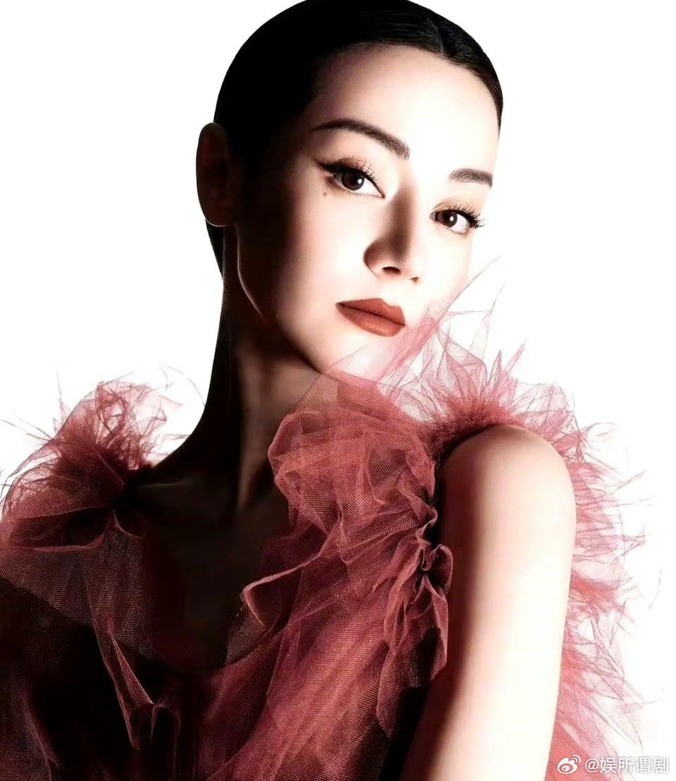 确实很少看到迪丽热巴这么虐的造型呀 ​​​