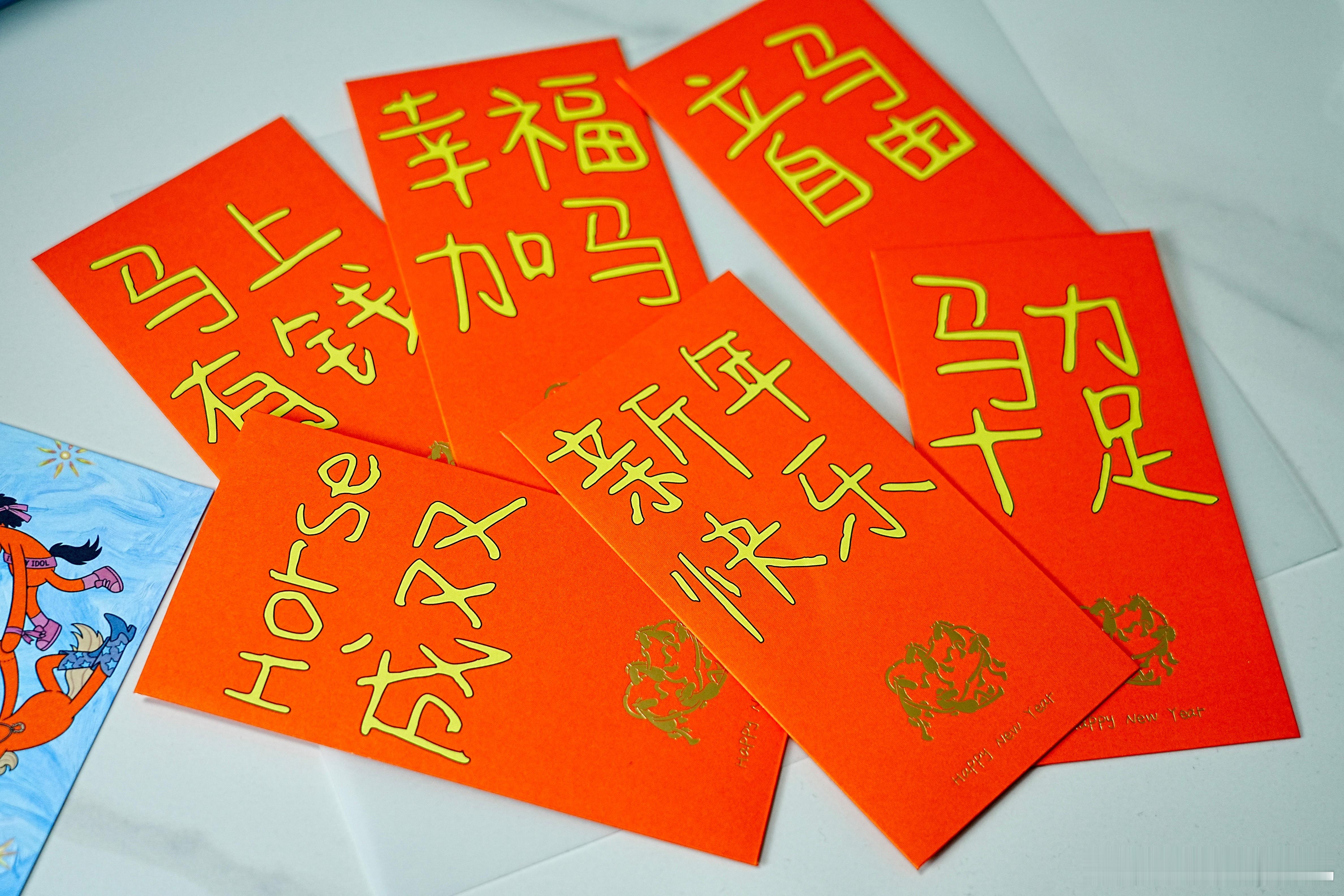 Anker的新春礼盒来了，里面有一匹黑马挂包玩偶，自带线45W充电宝，声阔耳夹式