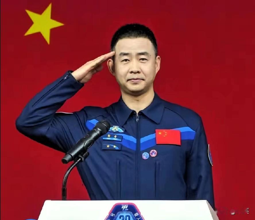 不查不知道，一查直接破防！神舟二十一号成功着陆，47岁的陈冬第一个出舱时，那挺拔