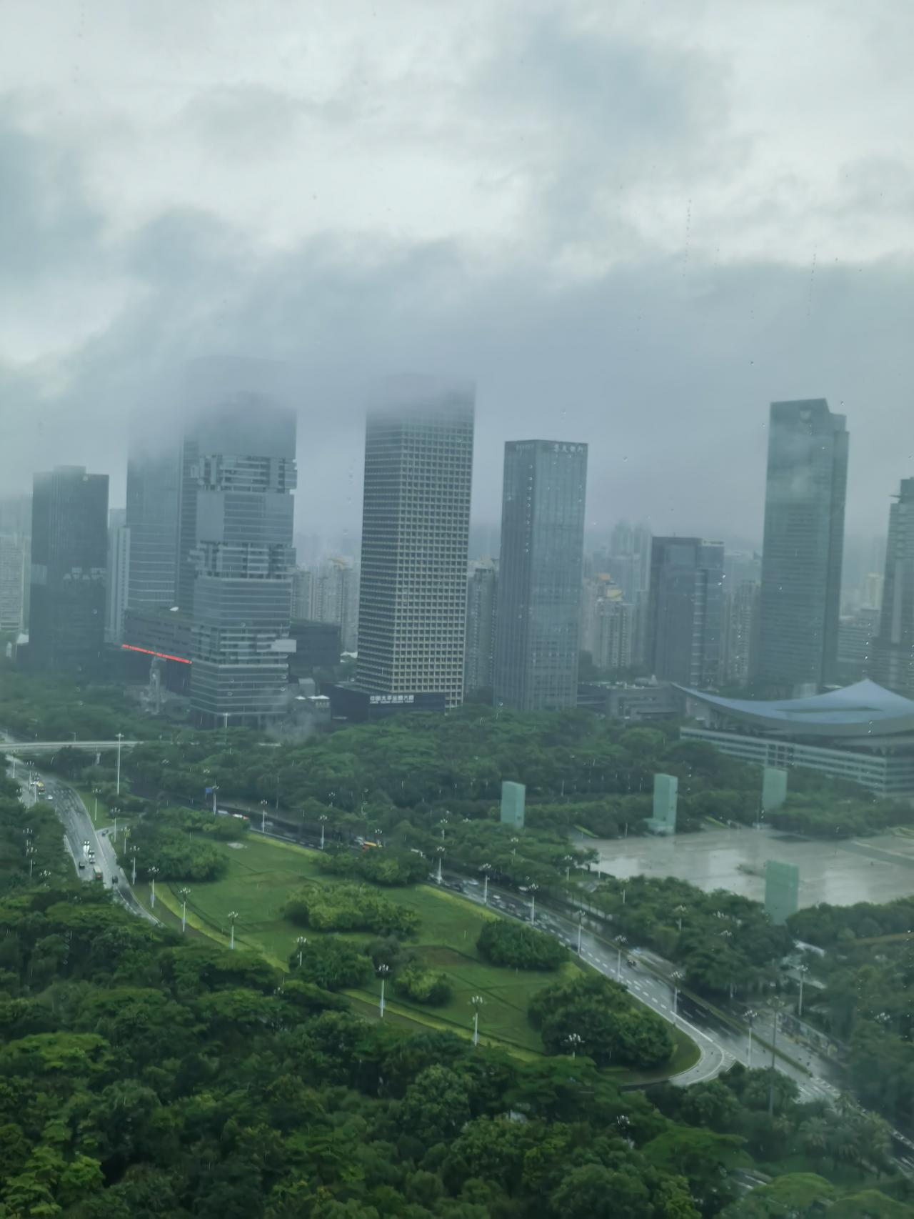 深圳进入了今年强降雨季节。
鹏城强大，风雨过后见彩虹。