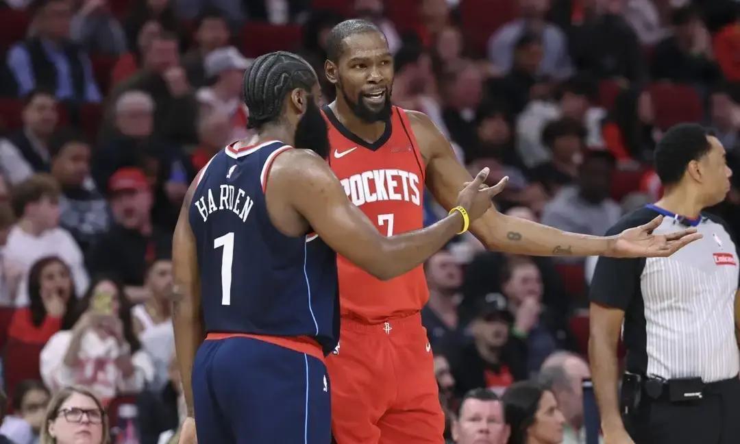 杜兰特+史密斯+伊森，这套理论上的顶级防守，昨晚被快船双星撕碎了。问题不在天赋，