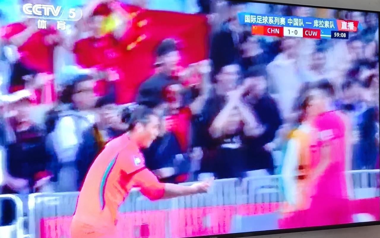 张玉宁推射！又有了！2：0！[赞][赞][赞]
王珏栋左路横传，对方后卫解围失误