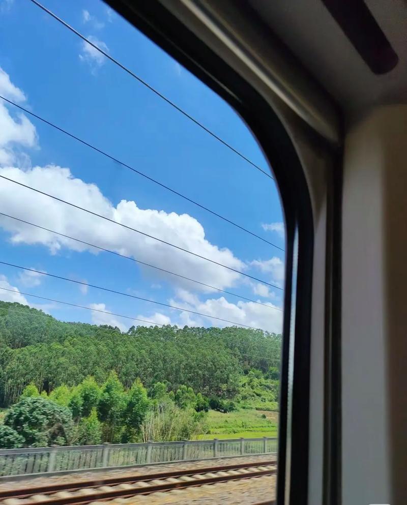 上联：身寄高铁，两方窗影弃碧树
下联：梦回古镇，一弯冷月伴青灯