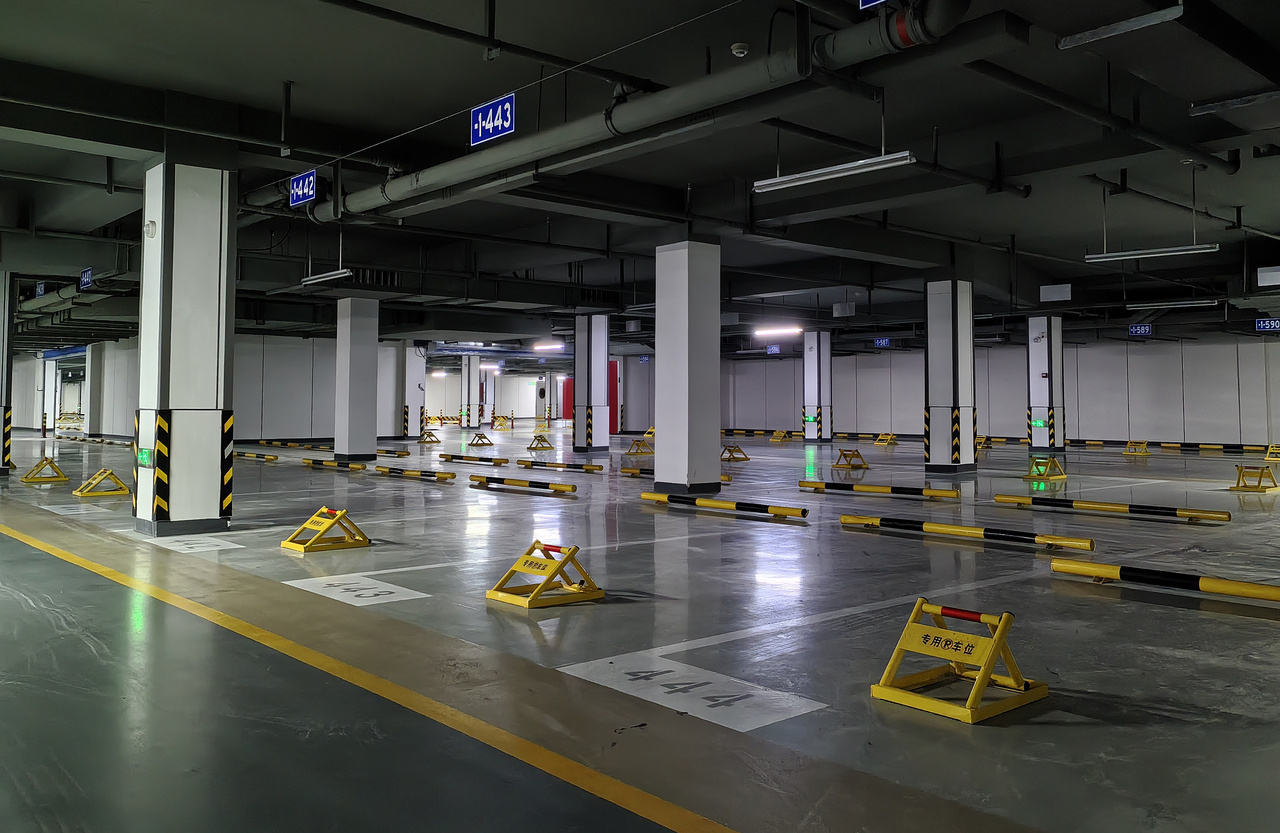 宁波鄞州观棠晴雨府千个产权车位装地锁引业主质疑 近日，鄞州区东钱湖观棠晴雨府多名
