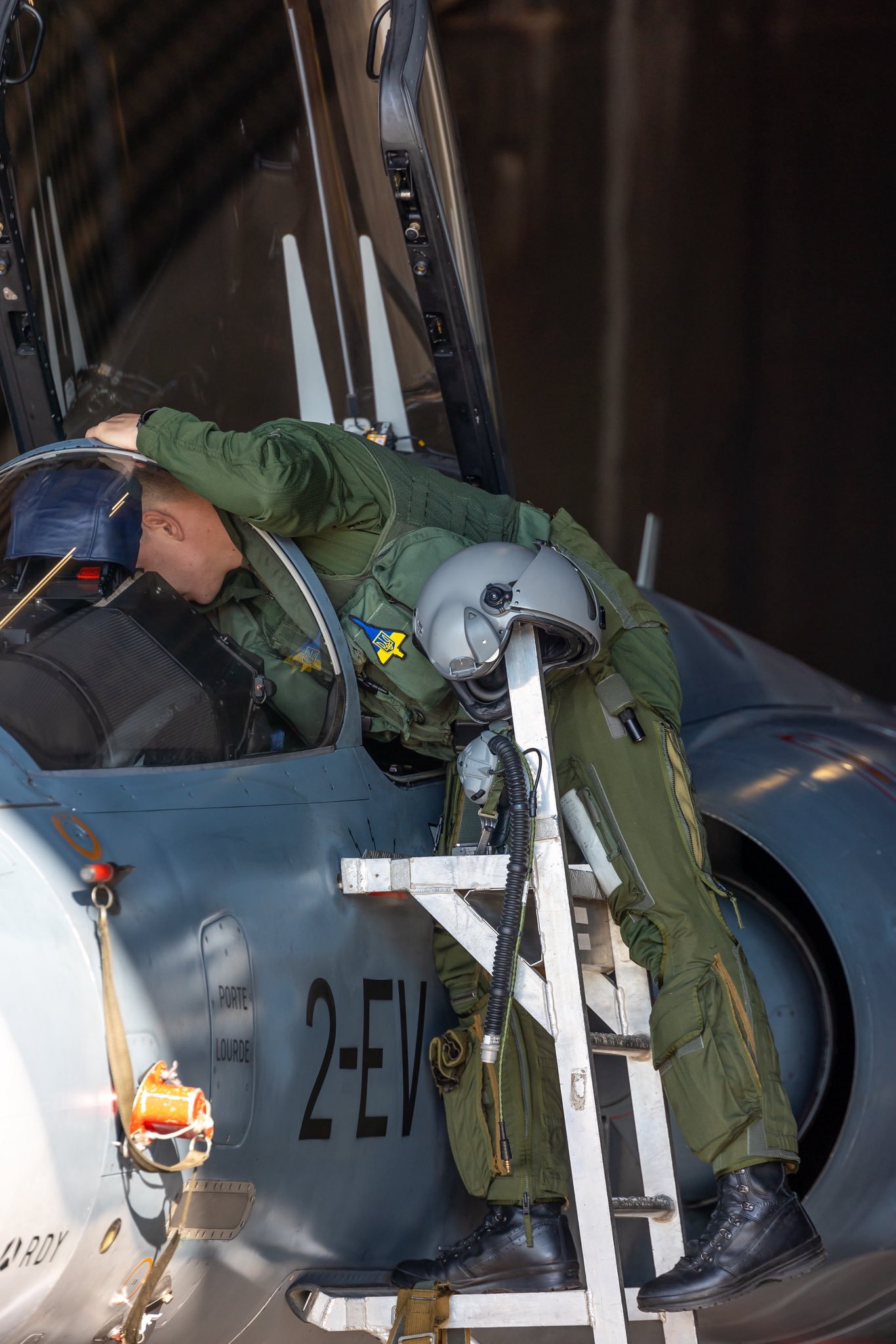 俄乌局势新进展 正在髮国接受幻象2000战机改装训练的乌克兰空军飞行员 ​​​