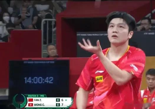 樊振东是铁了心要在比赛中戴止汗头箍了，本来男乒也只有王楚钦比赛时戴止汗头箍的，上