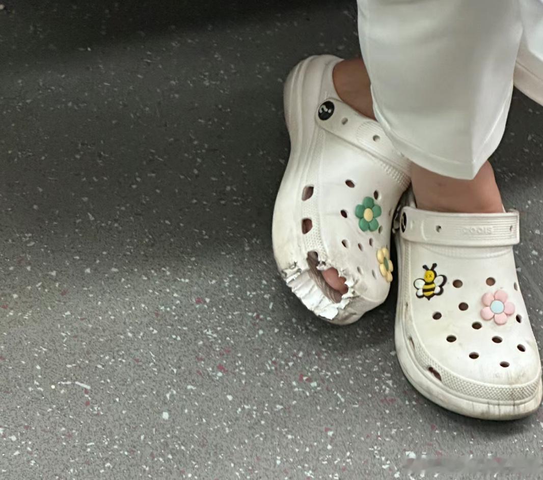 #洞洞鞋鼻祖一年卖了200亿# 好奇小姐姐的鞋子经历了什么 ​​​