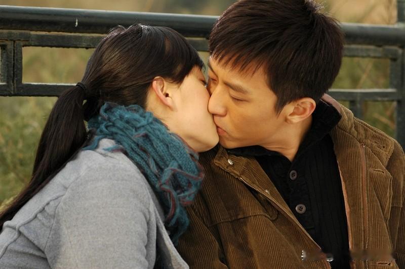 邓超和孙俪合作的《甜蜜蜜》我超喜欢。剧里邓超饰演雷雷，孙俪饰演叶青，两人的爱情故