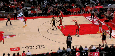 逆天？阿杜下场后又被拉回来罚球了！
在今天NBA常规赛火箭对阵老鹰的第一节比赛最