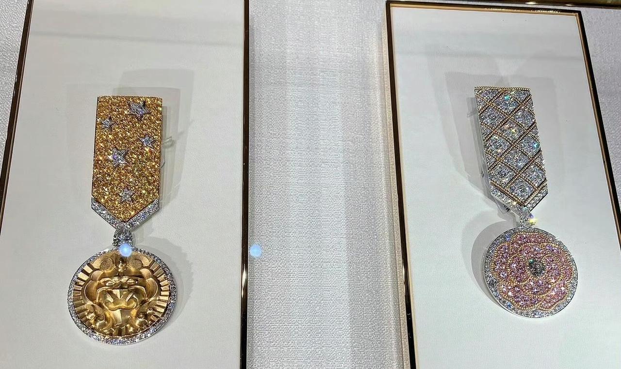 谁还说王一博驾驭不了香奈儿？
看清楚，人家根本不是在“戴”珠宝，而是在“驯服”这