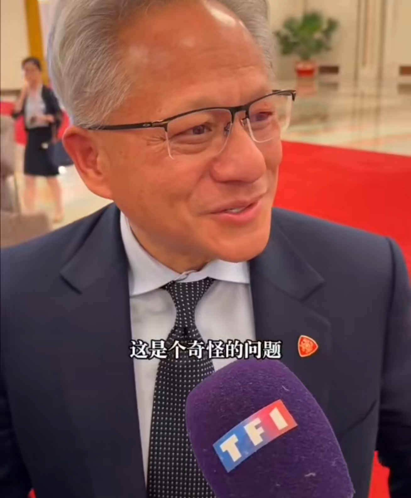 黄仁勋回应是否会把芯片卖给华为  记者问英伟达会不会把芯片卖给华为，黄仁勋笑容瞬