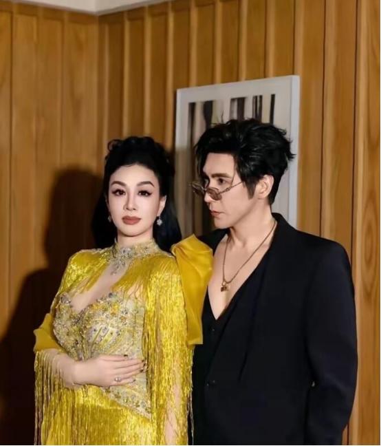 张伦硕是山东临沂人，独子，父亲民警，母亲主妇。 他决定娶钟丽缇那天，家里电话打了