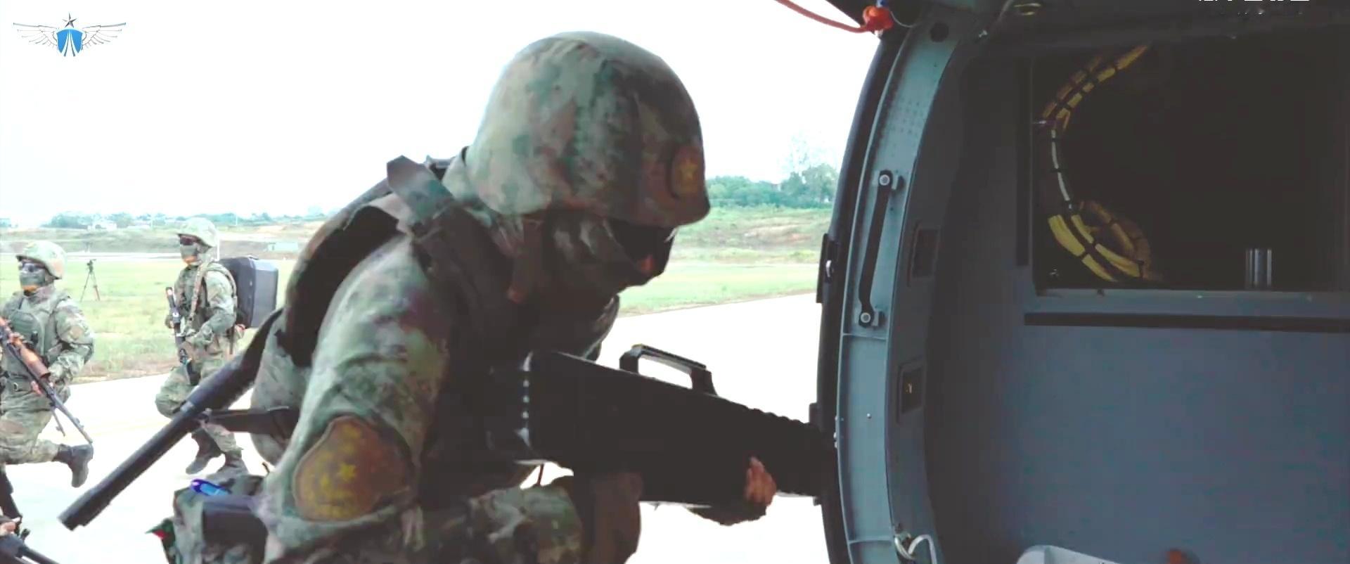 人民空军成立76周年小分队的反无人机手拿着无人机反制枪，还背了一把霰弹枪。 ​​