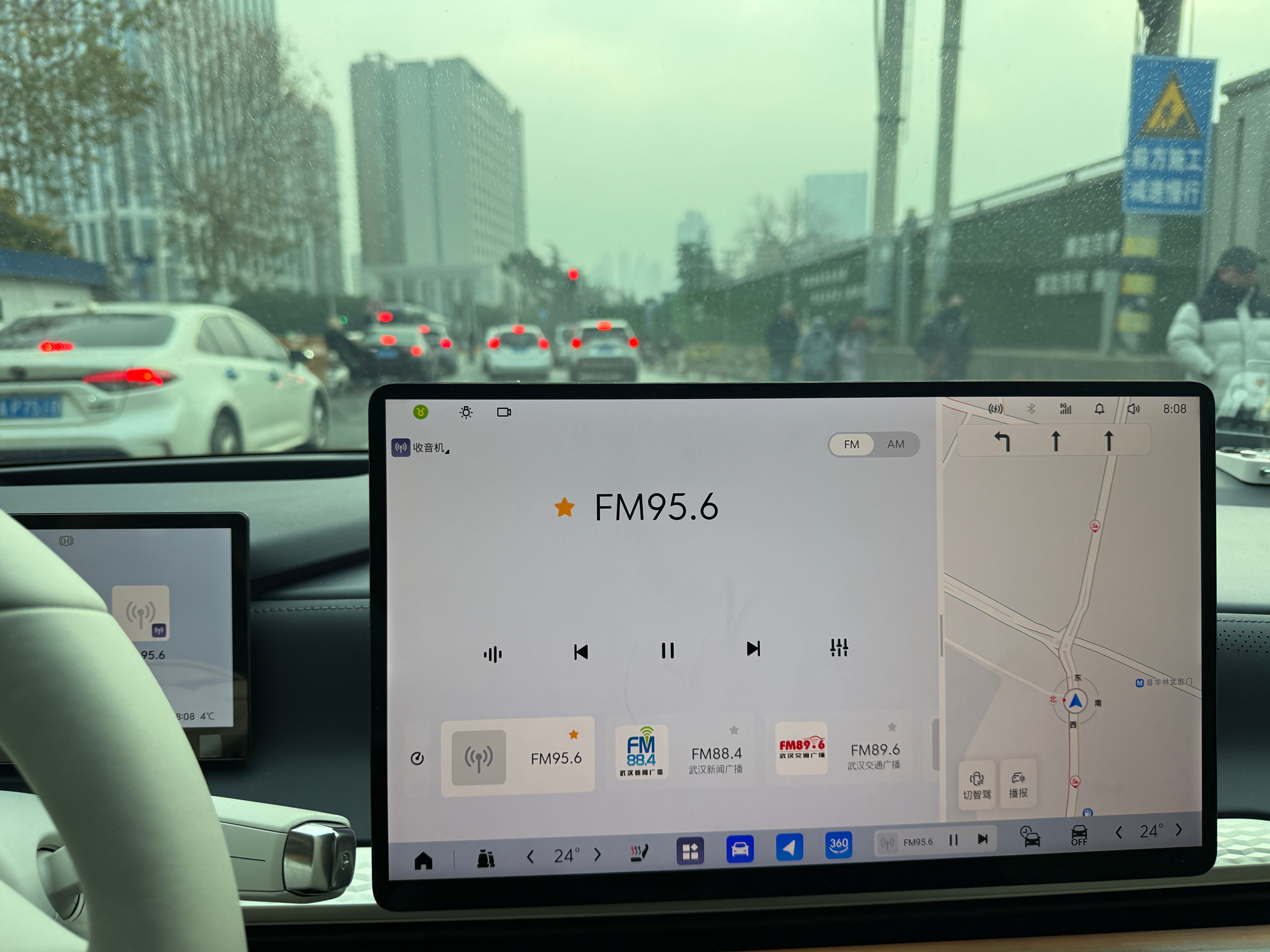 应该没有多少开着新能源车，听收音机的吧！早上打开收音机📻，就听到美国退《巴黎协