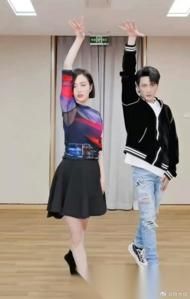 檀健次和佟丽娅站一起，身高突然成了热门话题。 他官方报174cm。 但同框图一出