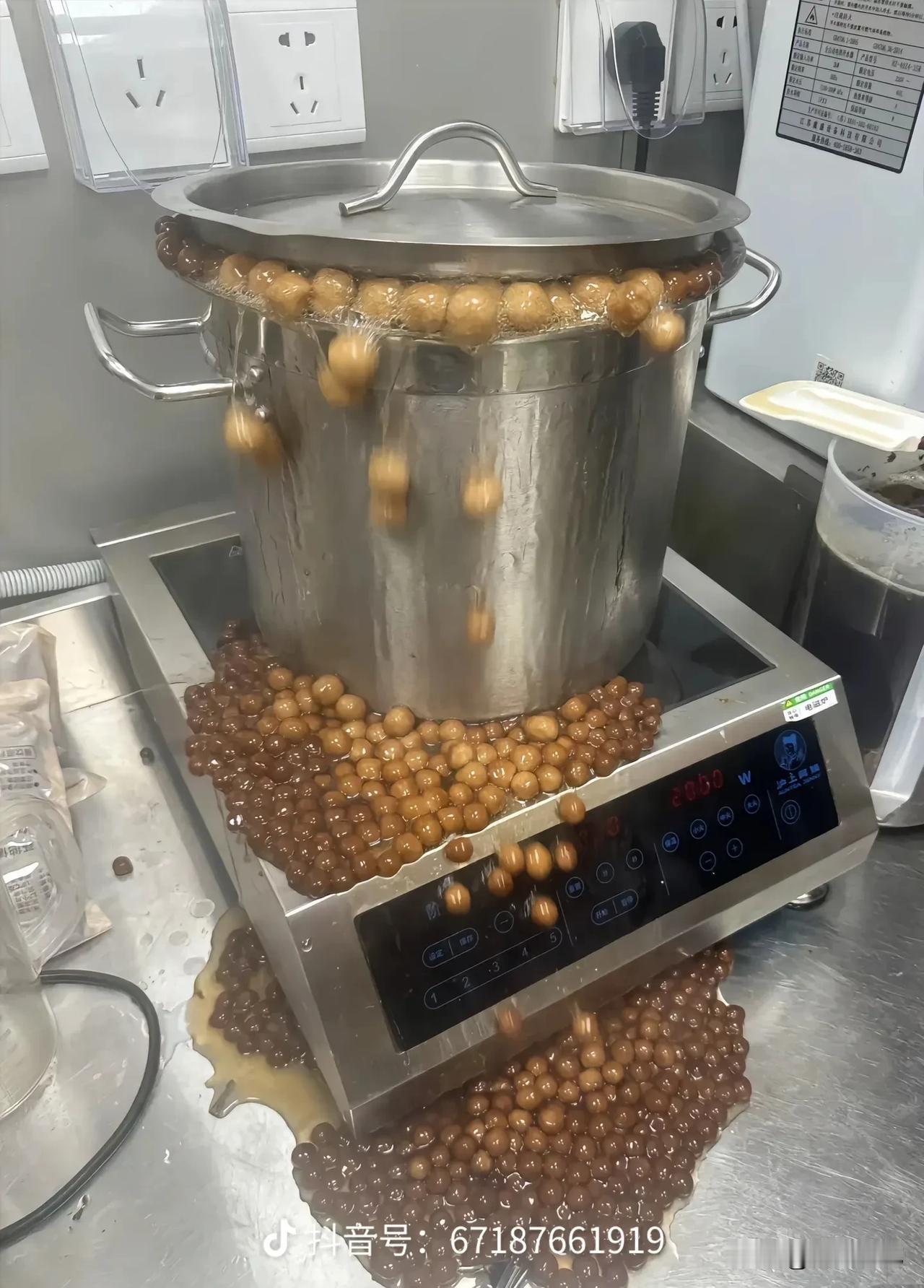 差点炸了厨房！我却先干了这杯？

讲真，刚锅溢出来那一刻，我脑子是懵的。
说实话