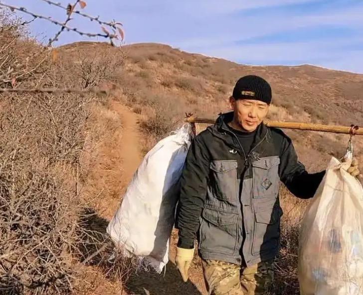 内蒙古一银行的员工高伟在节假日进山捡垃圾，而他一坚持就坚持了10年之久。
在这1