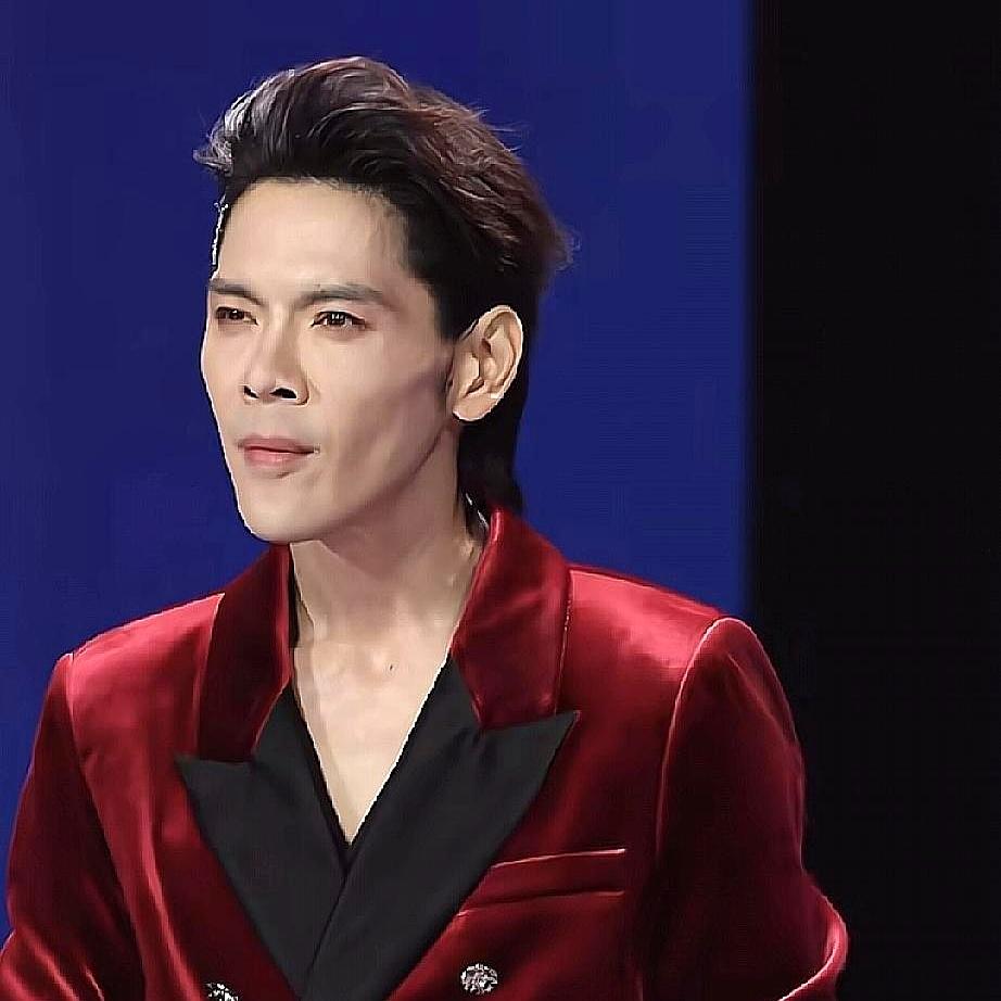 向佐穿带跟皮鞋飞踢主持人脑袋，差毫厘就砸脸上。
你见过这么玩即兴的吗？昨晚微短