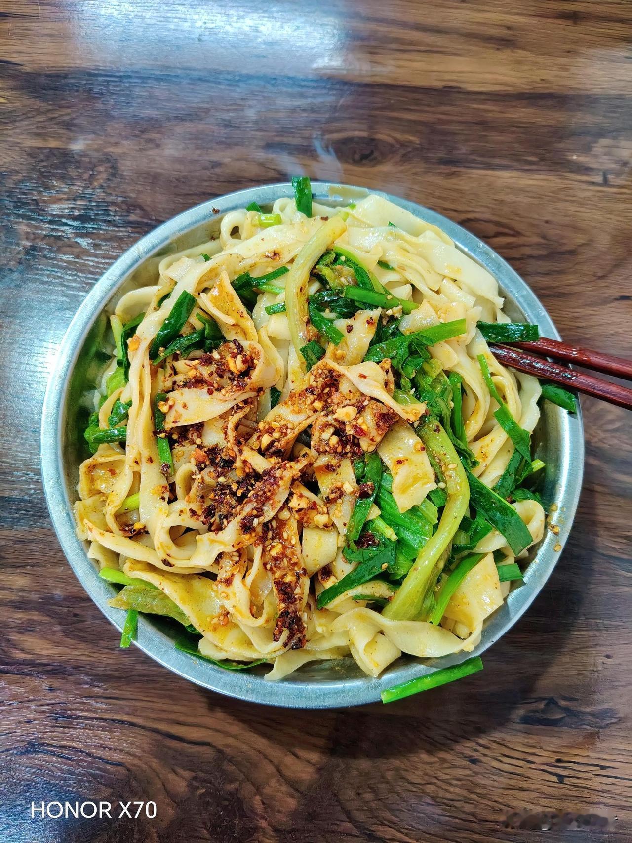 蒜泥辣椒油手擀面条，那可是我心中的美食Top1。自己动手擀面条，虽然有点费工夫，