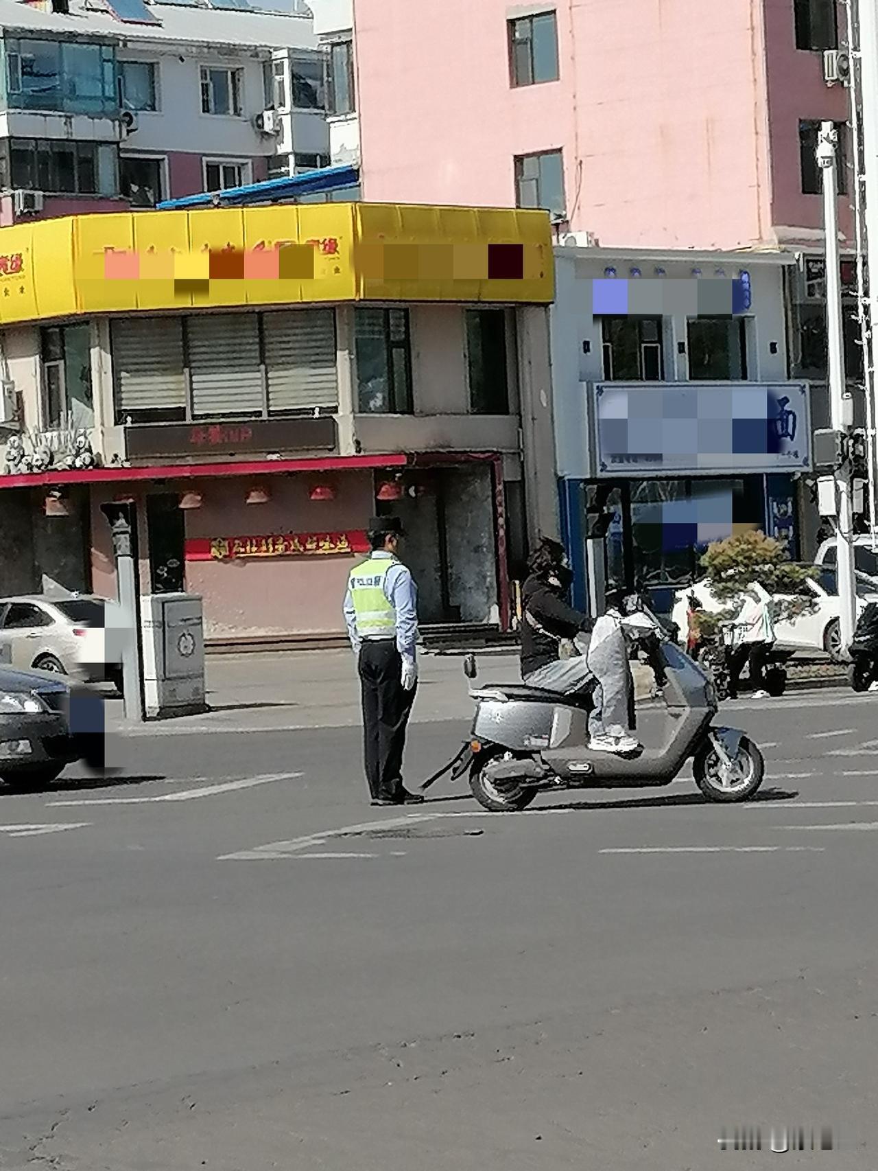 怎么也没有想到，大中午的，有个姑娘站在十字路口，就那么头顶太阳站了很久。

午睡