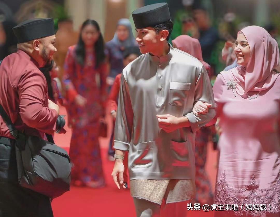 王室成员出席开斋节活动！这是阿尼莎王妃生完公主后的第一次出席活动！王妃产后还在恢