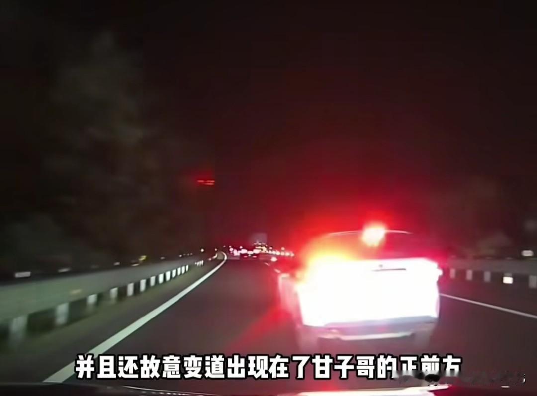 高速龟速白车被网友叫“路胜”，被判全责，这下栽大了。网上很多人说驾考宝典是假的，