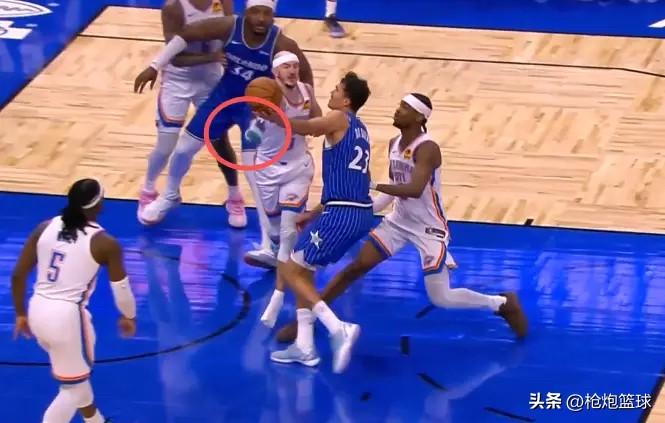 卡鲁索无所不用其极啊

雷霆目前97-95领先魔术，第二节比赛中出现有趣一幕，雷