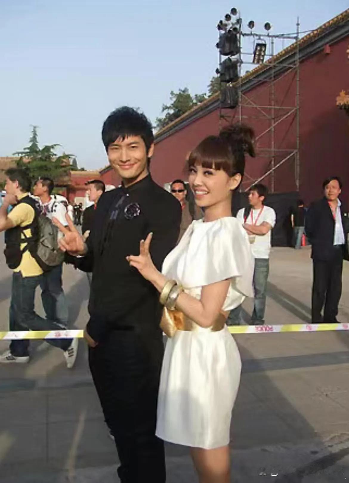 看这两人，似乎又回到了童年！