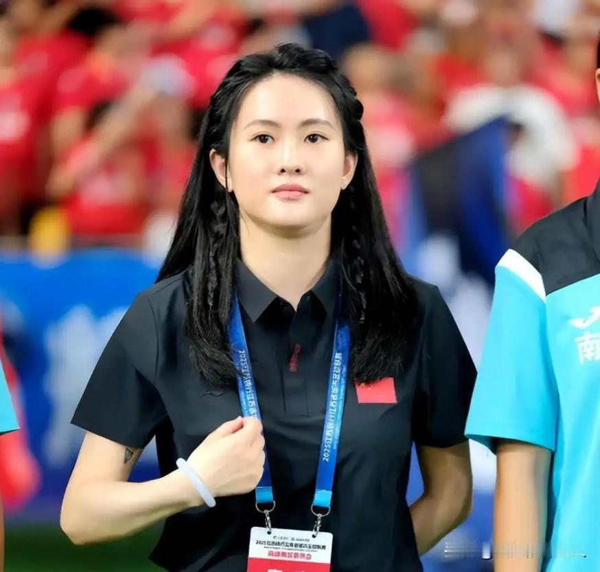 1995年，奥运冠军陈若琳被亲生父母遗弃，由舅舅抚养长大，她拿下了22个世界冠军