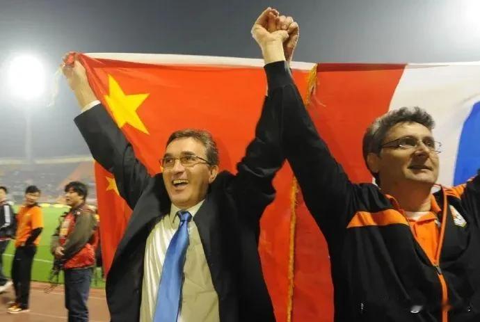 接触目标新帅！
第一个条件：欧洲足球教练
第二个条件：熟悉亚洲足球
第三个条件：