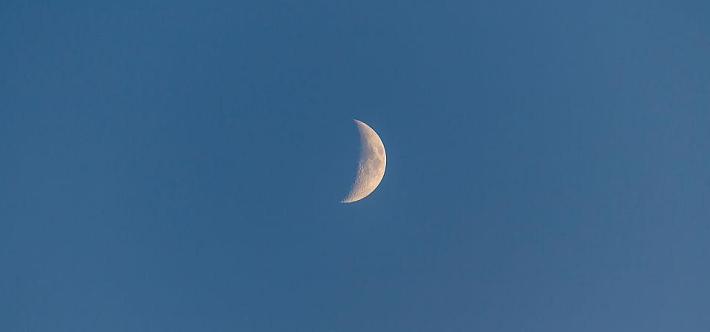 2月24日20时28分，也就是大年初八，今年最大上弦月闪亮登场。届时月球在近地点