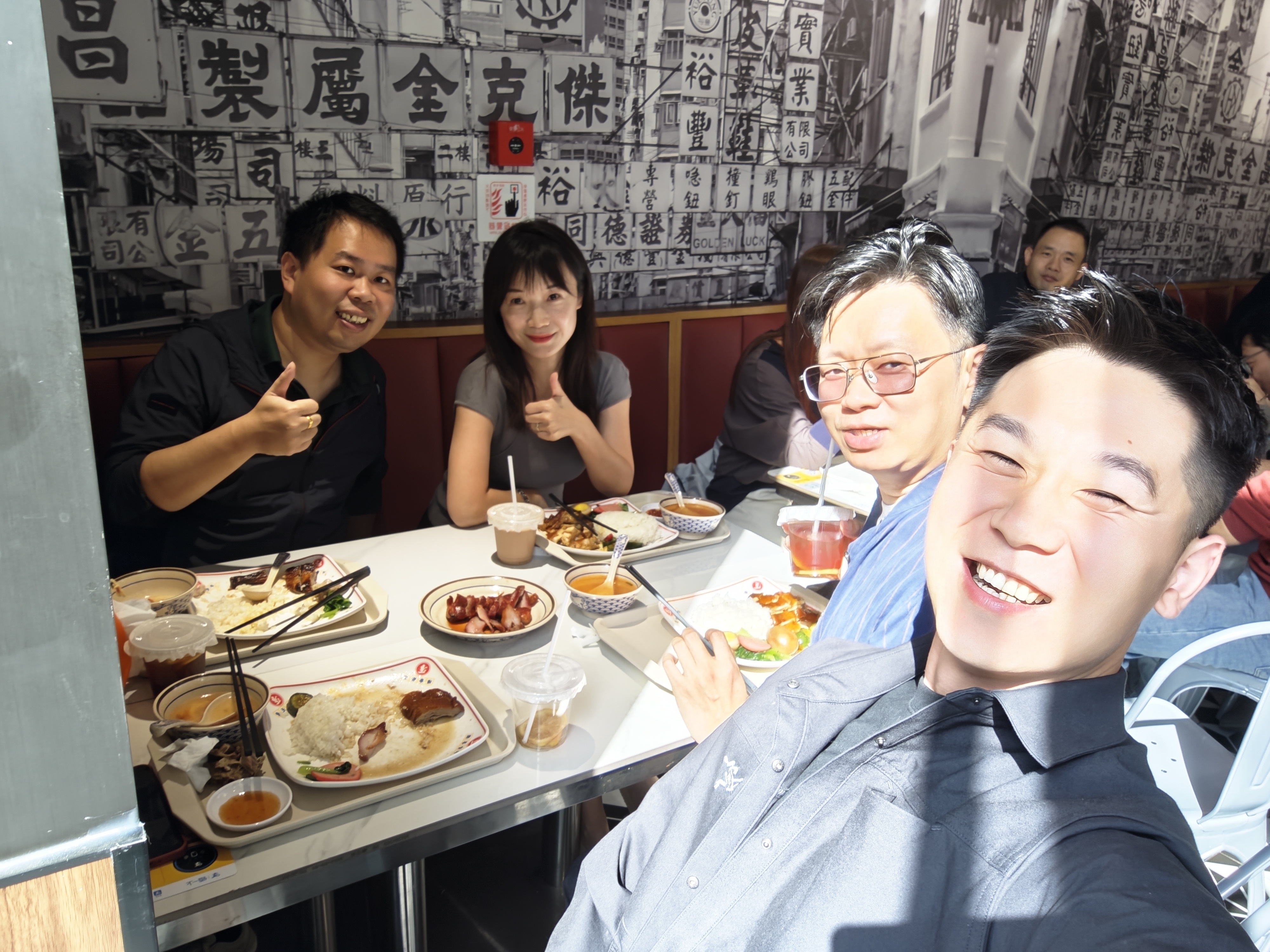 偶遇一位老朋友接着又偶遇了一群老朋友那就不多说，一起炫个饭吧新能源大牛说  ​​