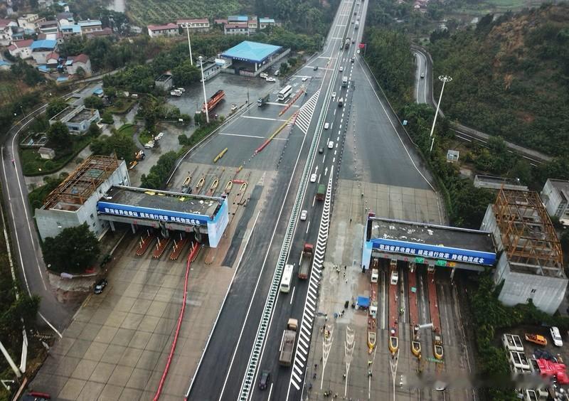 国人普遍缺乏逻辑思维意识。
当年节假日刚放开高速免费，主流媒体宣传几天就省下好多