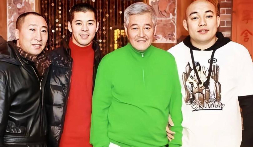 为了省55块过路费，他把油门拧到底冲了过去。3秒后，赵本山在停尸间见到了他。
他