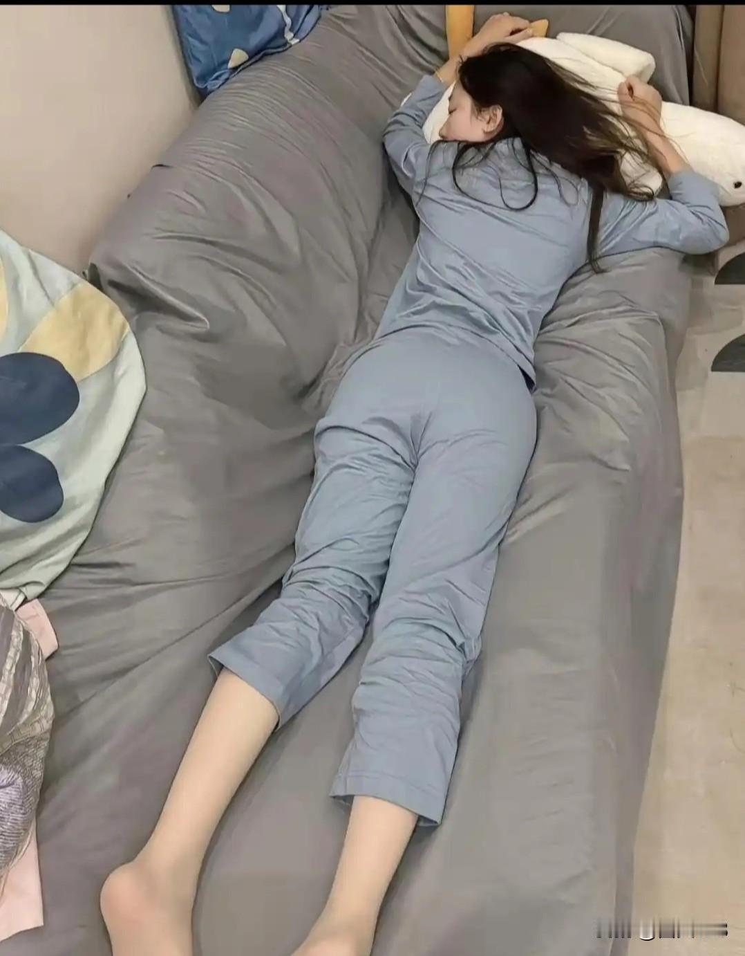 回家倒头就睡，太累了！
该说不说，这身材还是出类拔萃的！