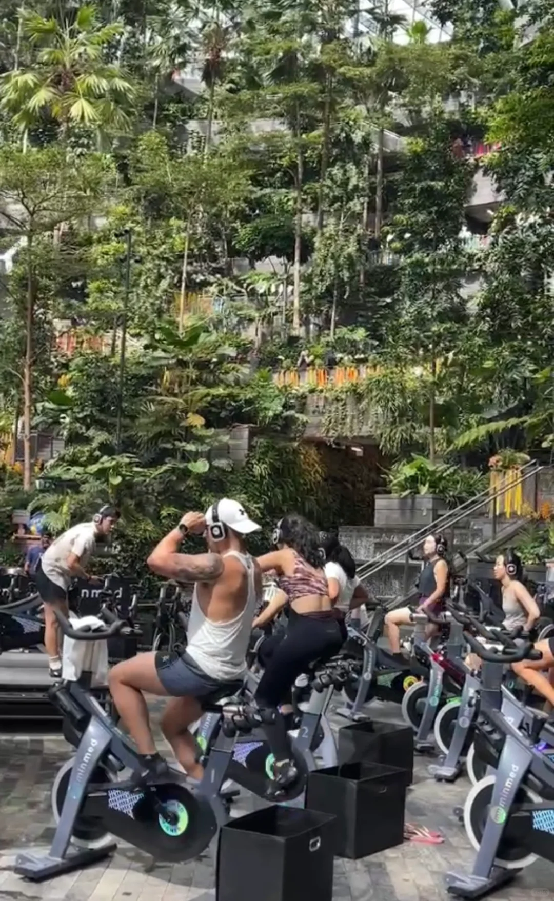 健身女统一拍照姿势