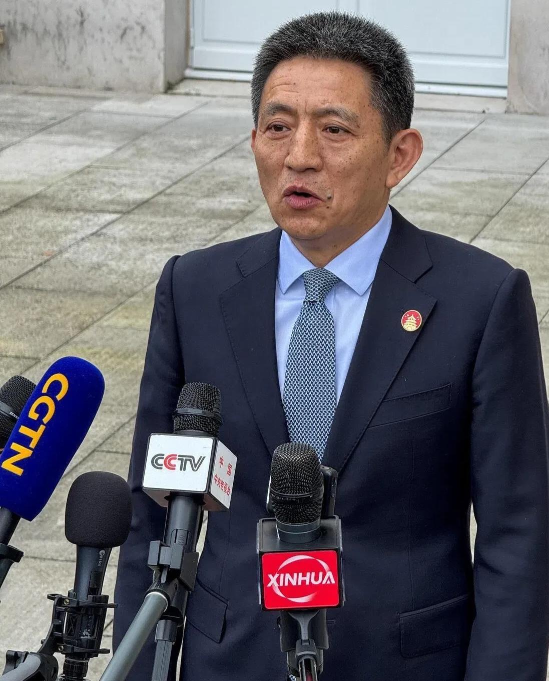 3月15日至16日，巴黎塞纳河畔的寒风中，中美两国代表团在法国首都一家会议中心连