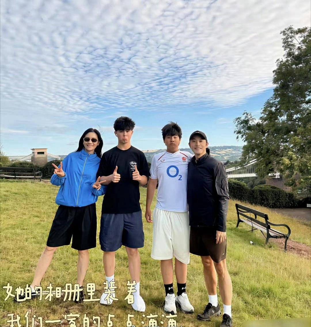 时光匆匆，昔日《爸爸去哪儿》里软萌的安吉和小鱼儿，转眼已长成挺拔少年。15岁的安