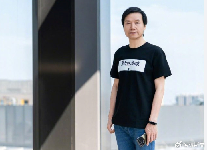 澎程主题T恤加牛仔裤，雷总依旧很松弛啊。56岁了还能穿出少年感，这状态是真可以。